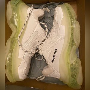 Women shoes size 9 slightly worn